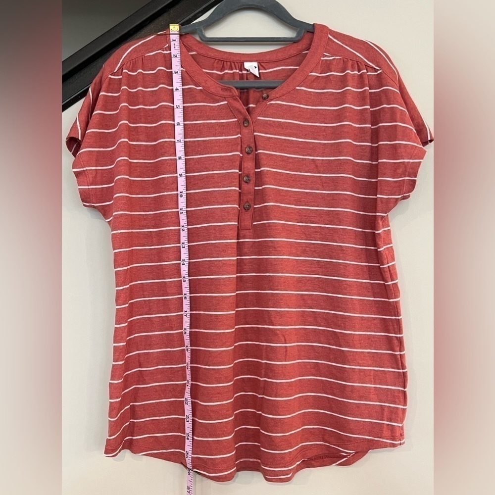 Old Navy linen blend salmon/white striped top. Small pleats: shoulders/back neck